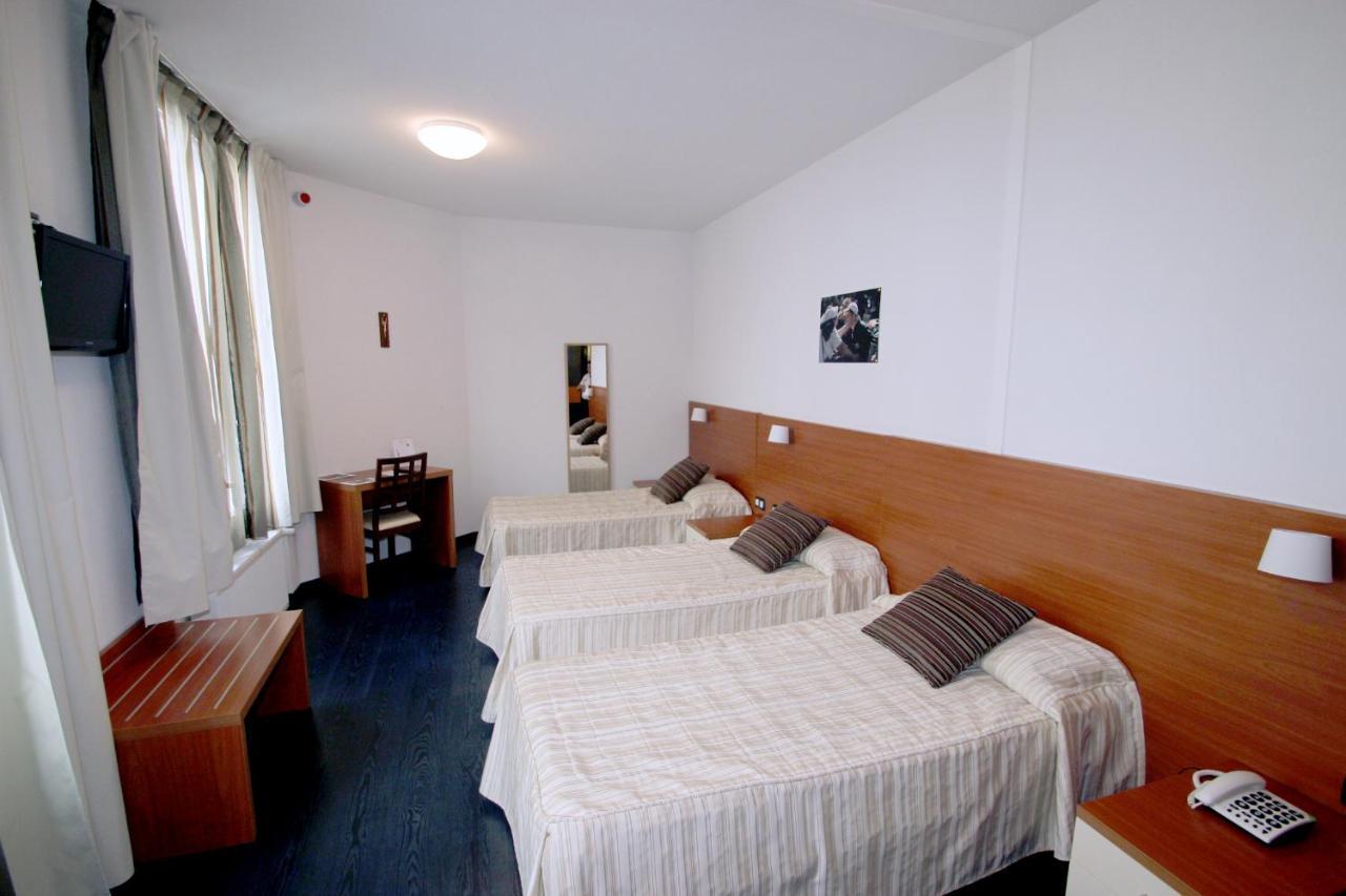 לורדה Hotel Florence חדר תמונה